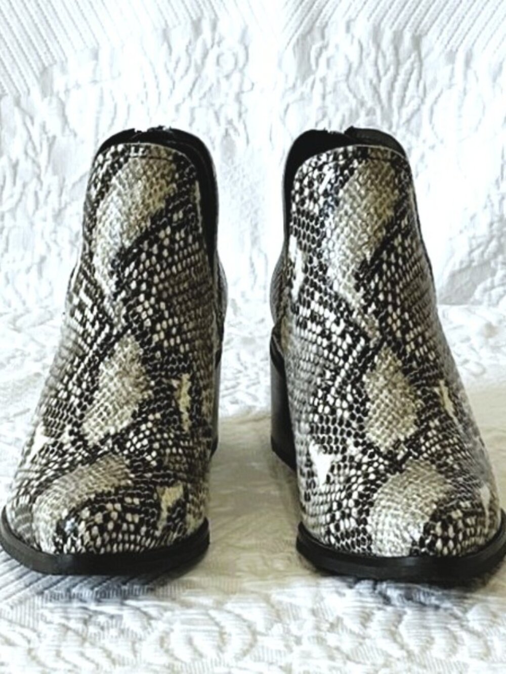 BLONDO WOMEN'S WATERPROOF SNAKE PRINT BOOTIES, NWOT, 9.5M, ANKLE BOOTS - Picture 2 of 9